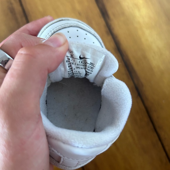 Pre-loved infant white Nike air forces - Picture 3 of 4